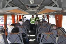 JANDARMA YOLCU KILIĞINDA OTOBÜSLERİ DENETLEDİ