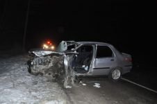 KAMYONA ÇARPTI HURDAYA DÖNDÜ: 2 YARALI