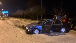 KARACASU YOLUNDA AKILALMAZ KAZA...İKİ AĞACI KÖKÜNDEN SÖKTÜ