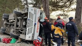KARTALKAYA YOLUNDA FECİ KAZA... ÇOK SAYIDA YARALI VAR