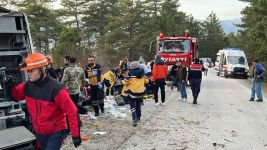KARTALKAYA YOLUNDA FECİ KAZA... ÇOK SAYIDA YARALI VAR