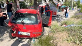 KAZA YAPAN 2 OTOMOBİL  AĞACA ÇARPARAK DURABİLDİ: 2 YARALI