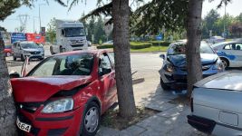 KAZA YAPAN 2 OTOMOBİL  AĞACA ÇARPARAK DURABİLDİ: 2 YARALI