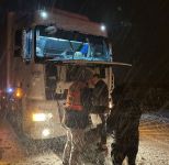 KIŞ LASTİĞİ OLMAYANLAR YOLDA KALDI, EKİPLER SÜRÜCÜLERİN YARDIMINA YETİŞTİ