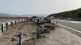 KONTROLDEN ÇIKAN HAFİF TİCARİ ARAÇ BARİYERLERİ YERİNDEN SÖKTÜ: 1 YARALI