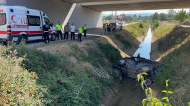 KONTROLDEN ÇIKAN ARAÇ KÖPRÜDEN  UÇTU: 1 ÖLÜ, 1 YARALI