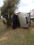 KONTROLDEN ÇIKAN OTOMOBİL DEVRİLDİ: 2 YARALI