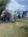 KONTROLDEN ÇIKAN OTOMOBİL DEVRİLDİ: 2 YARALI