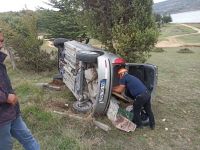 KONTROLDEN ÇIKAN OTOMOBİL DEVRİLDİ: 2 YARALI