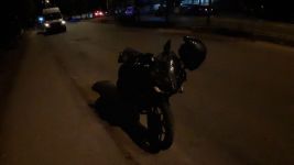 KÖPEĞE ÇARPAN MOTOSİKLET DEVRİLDİ, SÜRÜCÜ YARALANDI