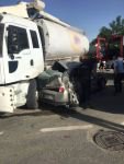 MİDİBÜS VE KAMYONUN  ARASINDA OTOMOBİL KAĞIT GİBİ EZİLDİ: 1 YARALI