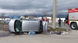 MİNİBÜSLE ÇARPIŞAN OTOMOBİL YAN YATTI:1 YARALI