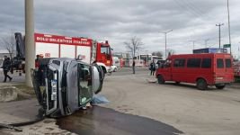 MİNİBÜSLE ÇARPIŞAN OTOMOBİL YAN YATTI:1 YARALI