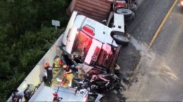 OTOBÜS VE OTOMOBİLE ÇARPAN TIR, BİR BAŞKA OTOMOBİLİN  ÜZERİNE DEVRİLDİ... 1 YARALI