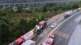 OTOBÜS VE OTOMOBİLE ÇARPAN TIR, BİR BAŞKA OTOMOBİLİN  ÜZERİNE DEVRİLDİ... 1 YARALI
