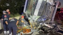 OTOBÜS VE OTOMOBİLE ÇARPAN TIR, BİR BAŞKA OTOMOBİLİN  ÜZERİNE DEVRİLDİ... 1 YARALI