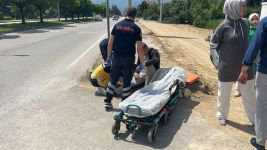 OTOMOBİL İLE ÇARPIŞAN MOTOSİKLET YOLA SAVRULDU