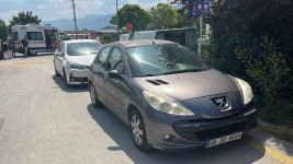 OTOMOBİL İLE ÇARPIŞAN MOTOSİKLET YOLA SAVRULDU