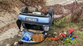 OTOMOBİL SU KANALINA UÇTU: 1 YARALI