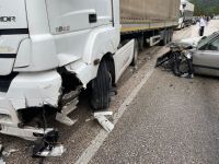OTOMOBİL TIRLA  ÇARPIŞTI: 2 YARALI