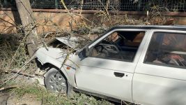 OTOMOBİLİN ÇARPTIĞI AĞAÇ ÜZERİNE DEVRİLDİ, YANGIN ÇIKTI: 1 YARALI