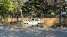 OTOMOBİLİN ÇARPTIĞI AĞAÇ ÜZERİNE DEVRİLDİ, YANGIN ÇIKTI: 1 YARALI