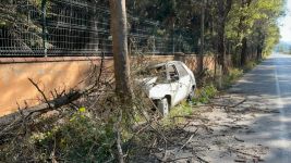 OTOMOBİLİN ÇARPTIĞI AĞAÇ ÜZERİNE DEVRİLDİ, YANGIN ÇIKTI: 1 YARALI