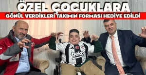 ÖZEL ÇOCUKLARA GÖNÜL VERDİKLERİ TAKIMIN FORMASI HEDİYE EDİLDİ 