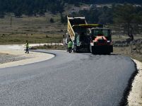 ÖZEL İDARE KENDİ ÜRETTİĞİ ASFALTLA YOL YAPMAYA BAŞLADI