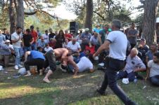 PEHLİVANIN İŞ KAZASI RAKİBİ YERİNE VATANDAŞI YERE SERDİ