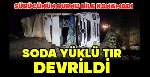 SODA YÜKLÜ TIR DEVRİLDİ: SÜRÜCÜNÜN BURNU BİLE KANAMADI