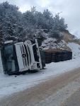 TAVUK YÜKLÜ KAMYON DEVRİLDİ: 1 YARALI