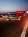 TEM'DE BARİYERLERE ÇARPAN OTOMOBİL HURDAYA DÖNDÜ: 1 YARALI