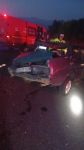 TEM'DE BARİYERLERE ÇARPAN OTOMOBİL HURDAYA DÖNDÜ: 1 YARALI