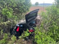 TEM'DE BARİYERLERİ AŞAN OTOMOBİL ŞARAMPOLE UÇTU: 4 YARALI