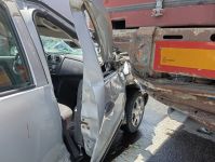 TEM'DE OTOMOBİL TIRA ÇARPTI: 5 YARALI