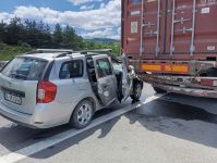TEM'DE OTOMOBİL TIRA ÇARPTI: 5 YARALI