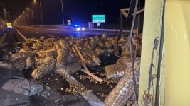 TIR İLE KAMYON ÇARPIŞTI... OTOYOL TRAFİĞE KAPANDI...2 YARALI