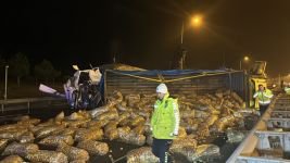 TIR İLE KAMYON ÇARPIŞTI... OTOYOL TRAFİĞE KAPANDI...2 YARALI
