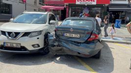 YAĞIŞLI HAVADA PARK HALİNDEKİ 4 ARACA ÇARPTI: 1 YARALI