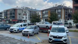 YAĞIŞLI HAVADA PARK HALİNDEKİ 4 ARACA ÇARPTI: 1 YARALI