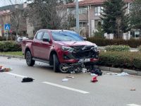 YAYA GEÇİDİNDEN GEÇMEYE ÇALIŞAN MOTOSİKLETE PİKAP ÇARPTI: 1 YARALI