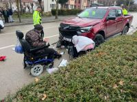 YAYA GEÇİDİNDEN GEÇMEYE ÇALIŞAN MOTOSİKLETE PİKAP ÇARPTI: 1 YARALI