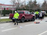 YAYA GEÇİDİNDEN GEÇMEYE ÇALIŞAN MOTOSİKLETE PİKAP ÇARPTI: 1 YARALI