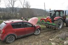 YOLDAN ÇIKAN OTOMOBİL TARLAYA UÇTU: 1 YARALI