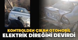 KONTROLDEN ÇIKAN OTOMOBİL ELEKTRİK DİREĞİNİ DEVİRDİ