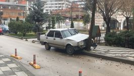 KÖPEĞE ÇARPMAMAK İÇİN AĞACA ÇARPTI...