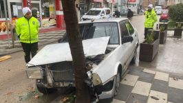 KÖPEĞE ÇARPMAMAK İÇİN AĞACA ÇARPTI...