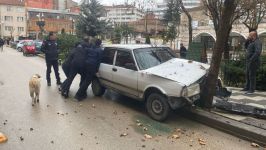 KÖPEĞE ÇARPMAMAK İÇİN AĞACA ÇARPTI...