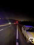 SÜRÜCÜSÜNÜN ALKOLLÜ OLDUĞU İDDİA EDİLEN OTOMOBİL KARŞI ŞERİDE GEÇEREK BARİYERLERE ÇARPTI